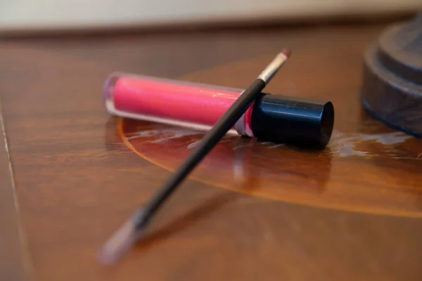 Pembe parıltılı parlatıcı ve fırça