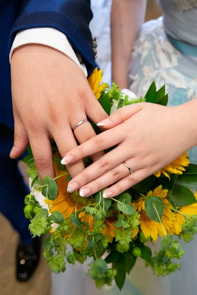 Τοποθετήστε Αριστερό Χέρι Της Νύφης Και Του Γαμπρού Στο Κίτρινο — Φωτογραφία Αρχείου