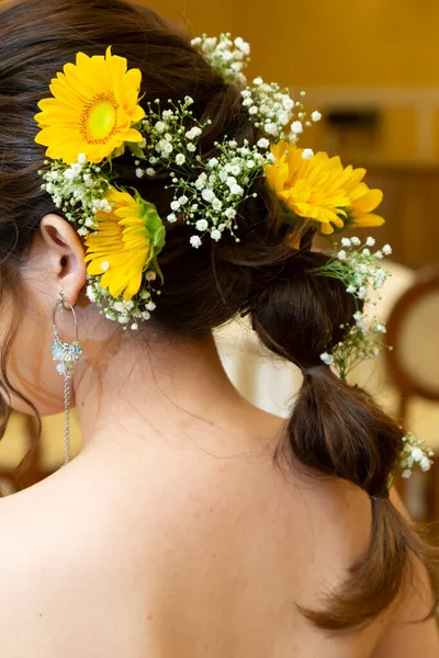 Penteado Noiva Com Flores Amarelas Preso Nele — Fotografia de Stock