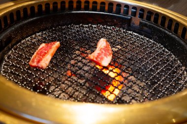 İki parça yağlı ızgara domuz eti.