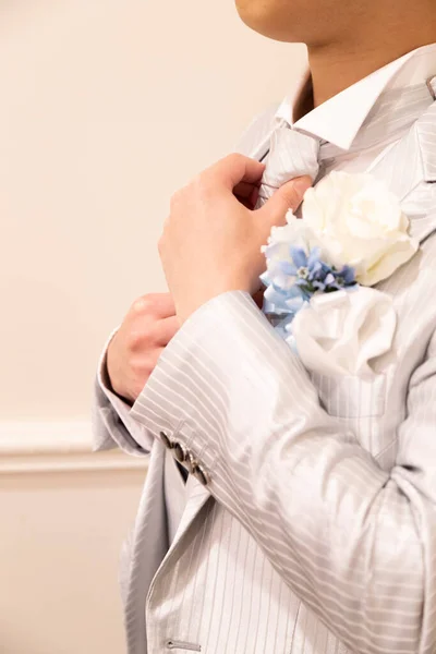 Γαμπρός Φτιάχνει Γραβάτα Του Ενώ Ετοιμάζεται Για Γάμο — Φωτογραφία Αρχείου