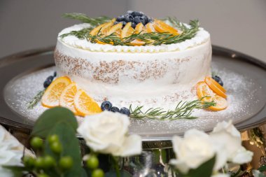 Dilimlenmiş portakallı kek ve bir yığın yabanmersini.