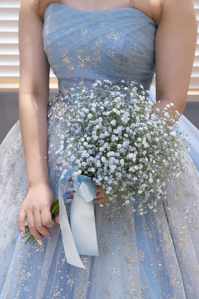 穿蓝色衣服的女人 戴着卡苏米苏的花束 — 图库照片