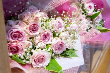 Pembe, beyaz gül buketi ve çigila.