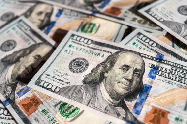 ABD 'nin resmi para birimi. Dolar, kısaltma USD. 100 dolarlık banknotlar kapanıyor. Amerikan parası.