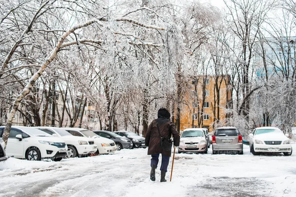 Władywostok Rosja Listopada 2020 Miasto Zimą Staruszka Idzie Ulicą Śliskiej — Zdjęcie stockowe