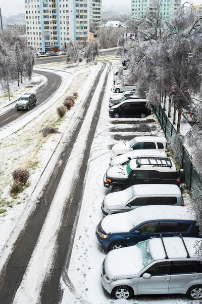 Władywostok Rosja Listopada 2020 Samochody Pokryte Lodem Śniegiem Soplami Lodowymi — Zdjęcie stockowe