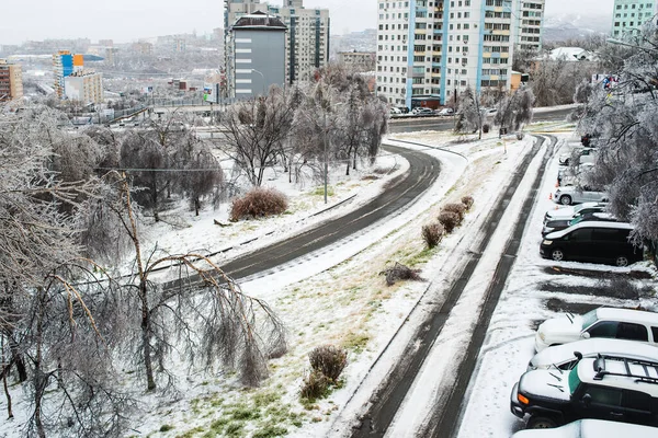Vladivostok, Rusya - 19 Kasım 2020: Buz, kar ve buz saçaklarıyla kaplı arabalar. Şehir manzarası ve kötü karlı havada yollar. Buz fırtınası havası. Kışın şehir.