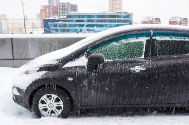 Dondurucu yağmurdan sonra araba buz ve buz saçaklarıyla kaplıydı. Kasım Vladivostok, Rusya 'da buz fırtınası hortumu. Kışın şehir. Karlı hava. Kış soğuk sahneleri.