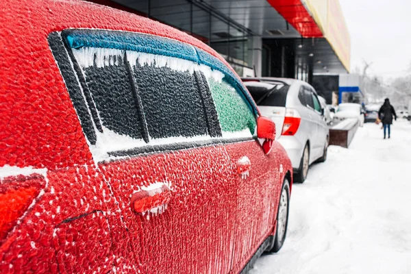 Coche Rojo Cubierto Hielo Carámbanos Después Lluvia Helada Ventana Del Imágenes De Stock Sin Royalties Gratis