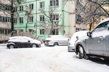 Vladivostok, Rusya - 20 Kasım 2020: Buz ve kar kaplı beyaz araba dondurucu yağmurdan sonra. Kasım Vladivostok 'ta buz fırtınası hortumu. Kışın şehir. Soğuk bir hava. Kış karlı sahneleri.
