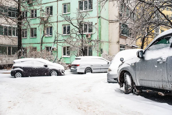 Vladivostok, Rusya - 20 Kasım 2020: Buz ve kar kaplı beyaz araba dondurucu yağmurdan sonra. Kasım Vladivostok 'ta buz fırtınası hortumu. Kışın şehir. Soğuk bir hava. Kış karlı sahneleri.
