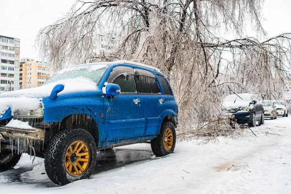 Vladivostok Rusia Noviembre 2020 Coche Blanco Cubierto Hielo Nieve Después Imagen De Stock