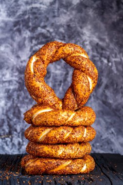 Siyah arkaplanda susamlı simit