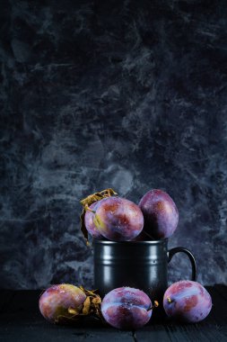 Siyah arkaplanda kırmızı erikler