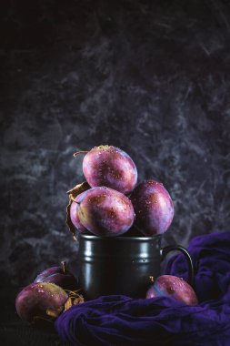 Siyah arkaplanda kırmızı erikler