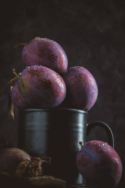 Siyah arkaplanda kırmızı erikler