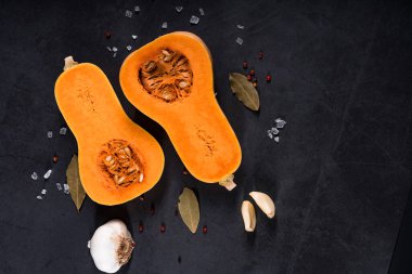 Siyah arka planda olgun balkabağı