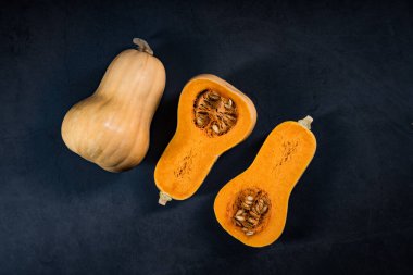 Siyah arka planda olgun balkabağı