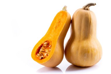 Beyaz arka planda olgun tereyağı ezmesi