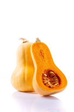 Beyaz arka planda olgun tereyağı ezmesi