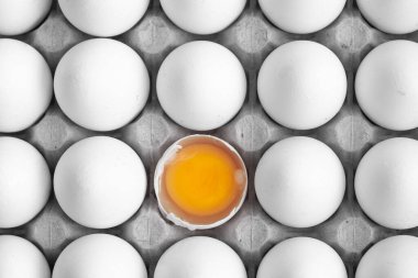 Yumurtaların içinde kırılmış bir yumurta
