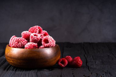 Siyah arkaplanda olgun kırmızı ahududu