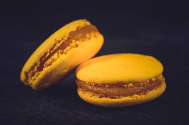 Siyah arkaplanda renkli makaronlar