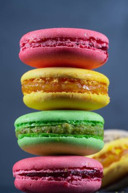 Siyah arkaplanda renkli makaronlar