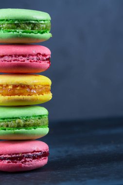 Siyah arkaplanda renkli makaronlar