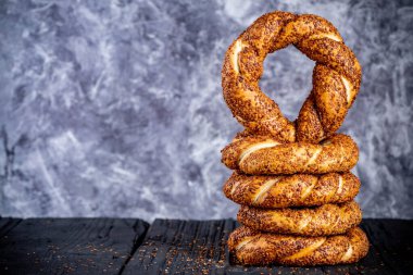 Siyah arkaplanda susamlı simit