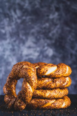 Siyah arkaplanda susamlı simit