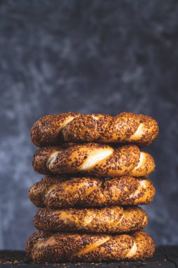 Siyah arkaplanda susamlı simit