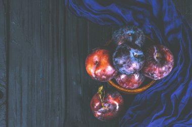 Siyah arkaplanda mor erikler