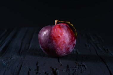 Siyah arkaplanda mor erikler