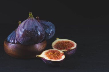 Siyah arkaplanda mor incir