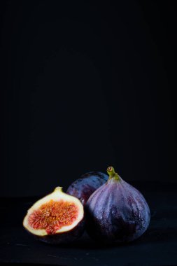 Siyah arkaplanda mor incir