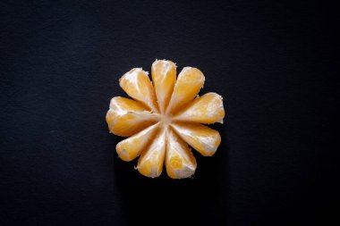 Siyah arka planda taze Mandarin.