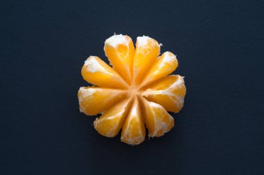 Siyah arka planda taze Mandarin.