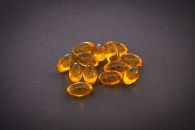 Siyah arkaplan üzerinde omega 3 kapsülleri