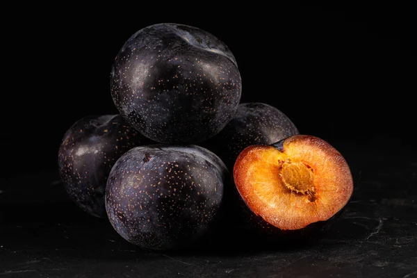 Ciruelas Púrpuras Sobre Fondo Negro — Foto de Stock