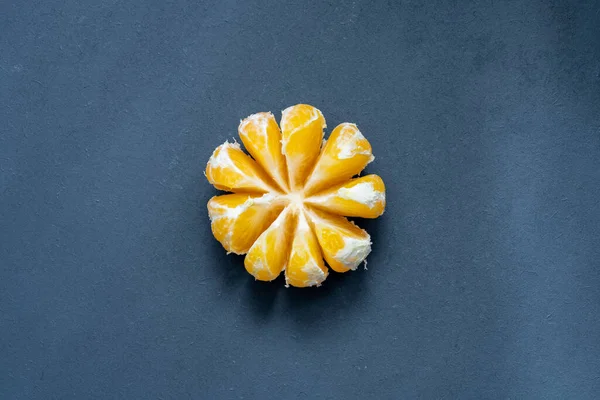 Siyah arka planda taze Mandarin.