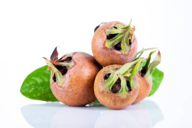 Beyaz arka planda taze medlar