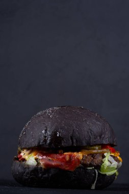 Siyah arkaplanda siyah hamburger