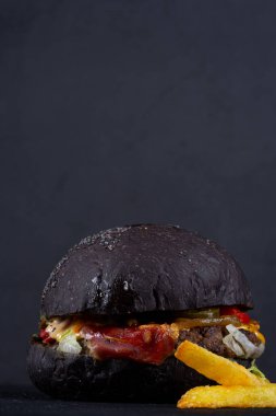 Siyah arkaplanda siyah hamburger