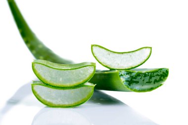 Beyaz arka planda izole edilmiş taze aloe vera.