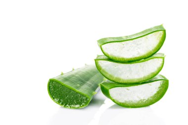 Beyaz arka planda izole edilmiş taze aloe vera.