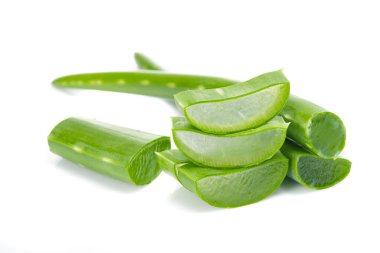 Beyaz arka planda izole edilmiş taze aloe vera.