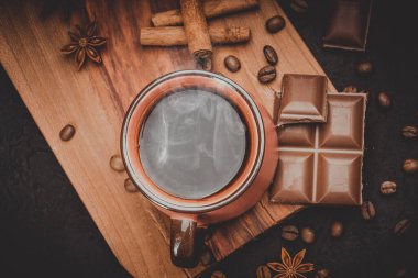 Siyah arka planda bir fincan kahve.