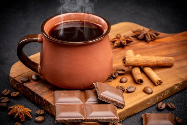 Siyah arka planda bir fincan kahve.